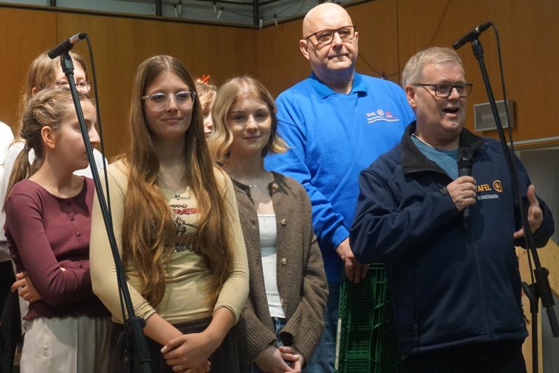 Nudeln, Reis und Shampoo – Adventsfeier der Schulgemeinschaft sendet Signal des Miteinanders