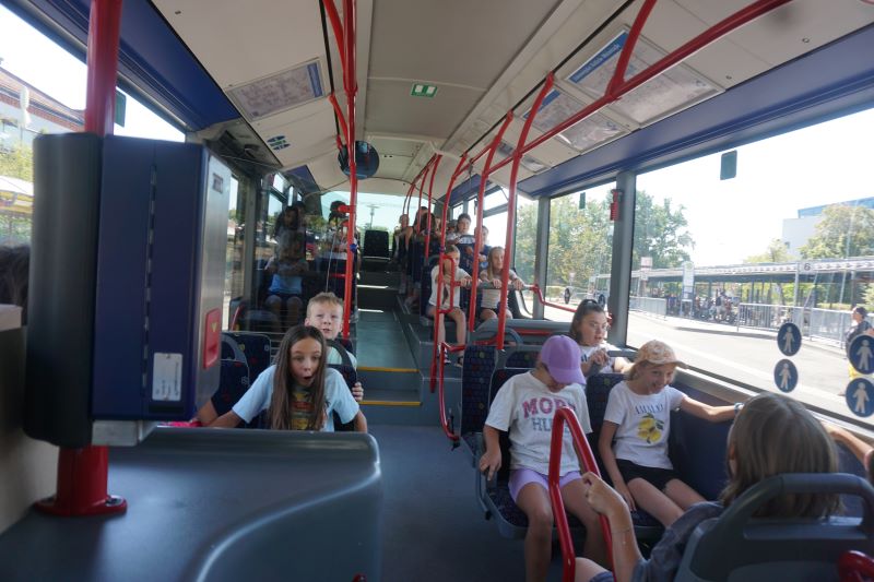 Notbremse! Notausstieg! Eingequetscht in der Bustür?  – GGG macht neue 5. Klassen mit Busschule verkehrssicher!