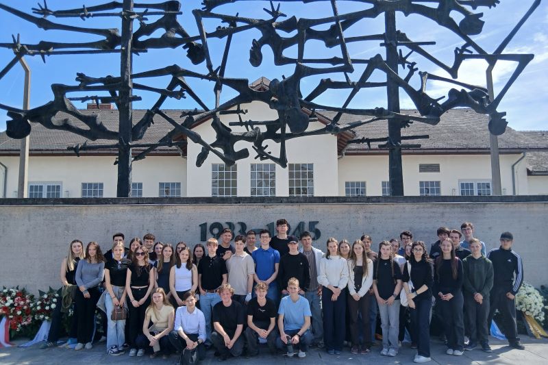 Babyzeugin statt Zweitzeugin – 10a und 10y besuchen Gedenkfeier zum 81. Jahrestag der Befreiung des ehemaligen Konzentrationslagers Dachau